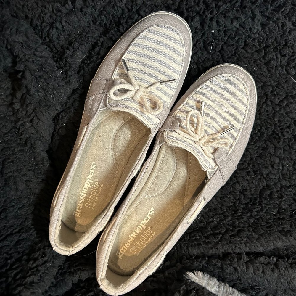 Women's Size 8- Gray/White- Grasshoppers ortholite shoes